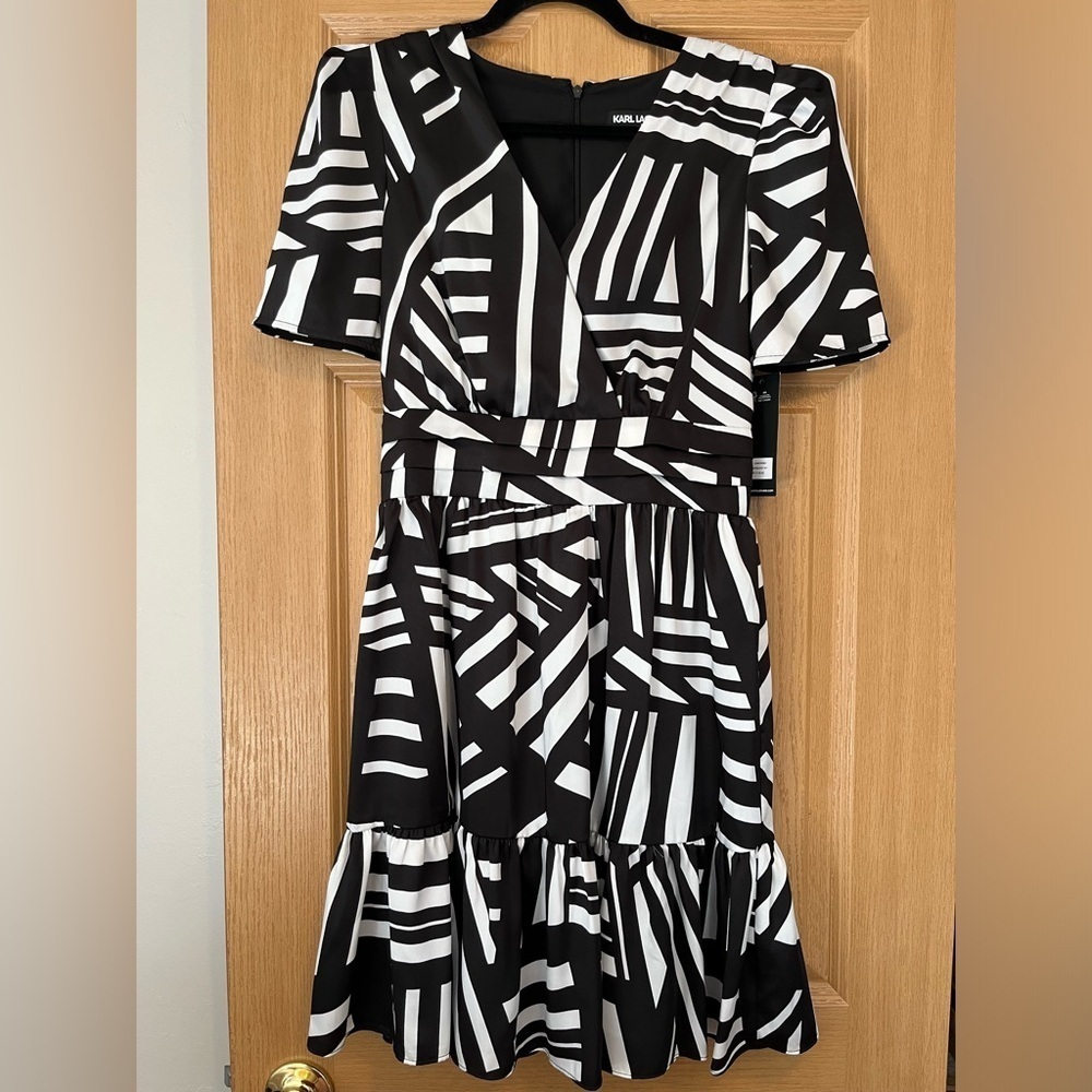 Karl Lagerfeld Black & White Geo Print Short Sleeve Surplice Mini Dress NWT Sz 2